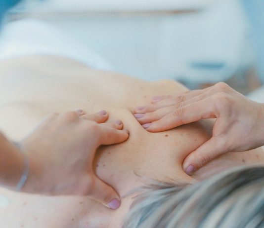 How Chiropractors Help to Ease the Pain & Stiffness